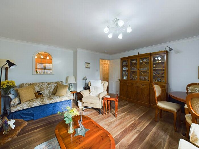 2 Bedroom Flat For Sale In Heath Road, Haywards Heath, RH16