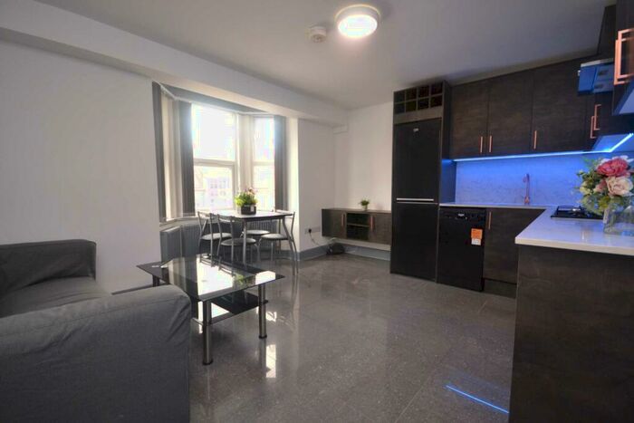 3 Bedroom Flat To Rent In Wokingham Road, Reading, RG6