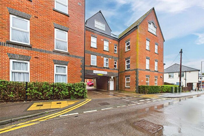 1 Bedroom Apartment For Sale In Heath Hill Road South, Crowthorne, Berkshire, RG45