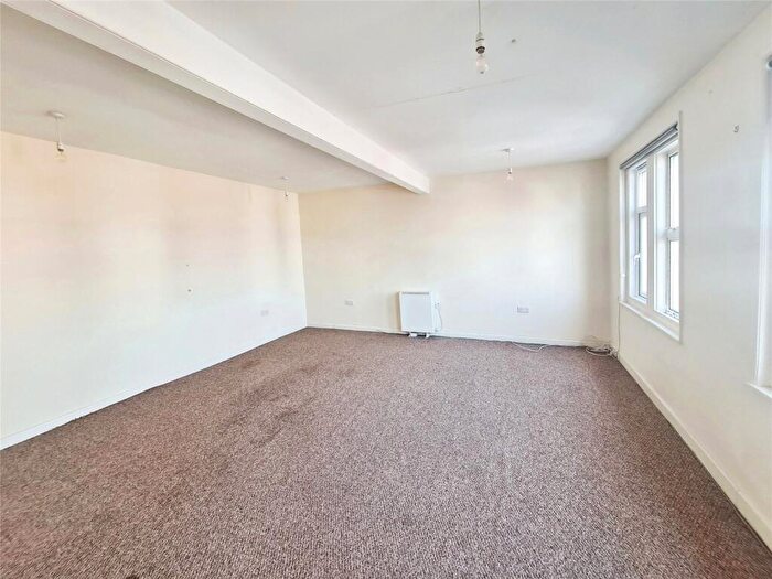 2 Bedroom Flat To Rent In Midanbury Broadway, Witts Hill, Southampton, Hampshire, SO18