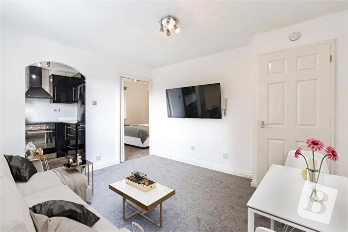 1 Bedroom Apartment For Sale In Latimer Drive, Hornchurch, RM12