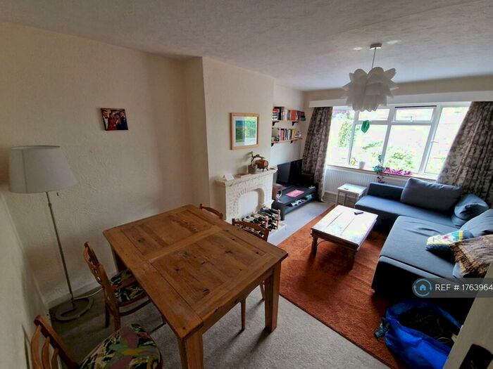 2 Bedroom Flat To Rent In Cedar Court, Guildford, GU2