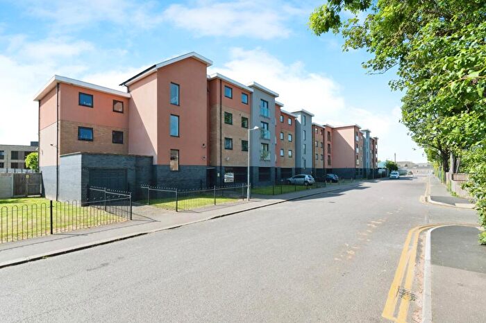 2 Bedroom Flat For Sale In Lansdowne Road, Tilbury, Essex, RM18