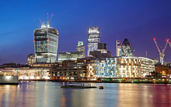 Apartment To Rent In Three Quays Apartments, London, EC3R