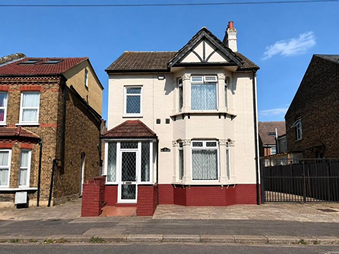 4 Bedroom Detached House For Sale In Cromwell Road, Hounslow, TW3
