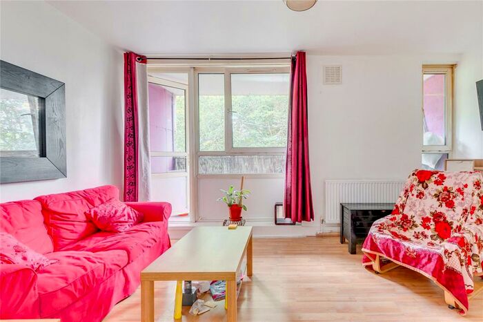 Flat To Rent In Compton Close, London, NW1
