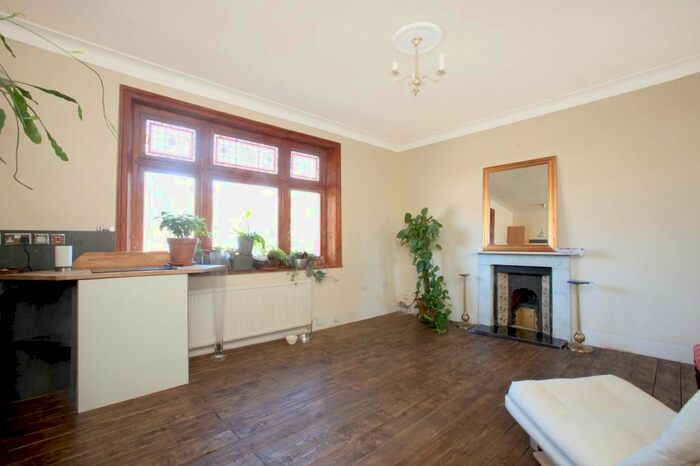 1 Bedroom Flat To Rent In Gleneldon Road, London, SW16