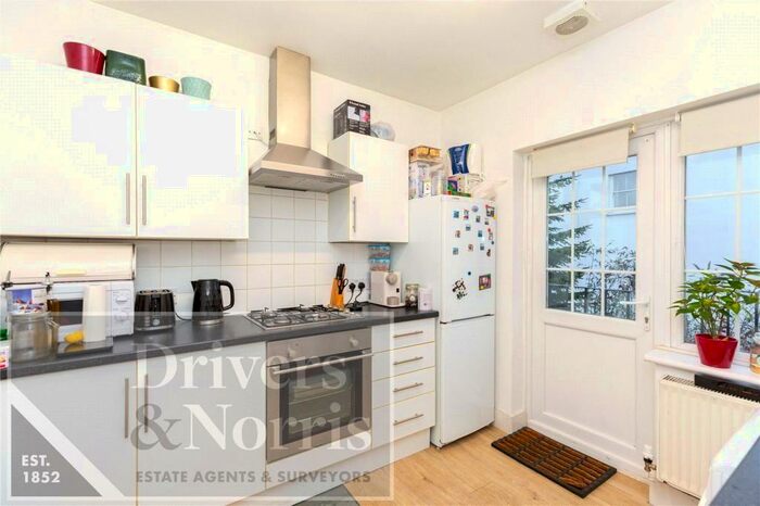 2 Bedroom Apartment To Rent In Torrington Park, North Finchley, London, N12