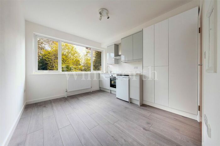 Studio To Rent In Hoop Lane, London, NW11