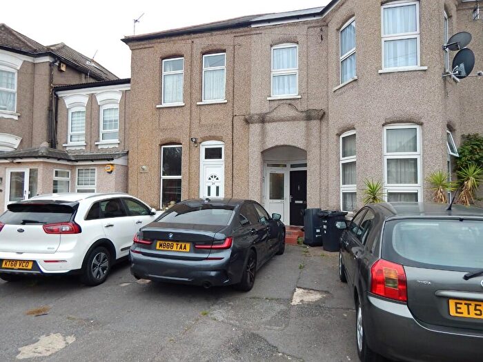 2 Bedroom Apartment To Rent In Eastwood Road, Ilford, London, IG3