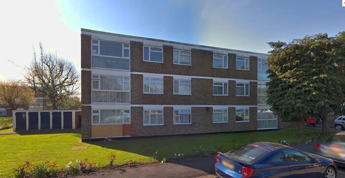 2 Bedroom Flat To Rent In Stratton Close, Canons Park, Edgware, HA8