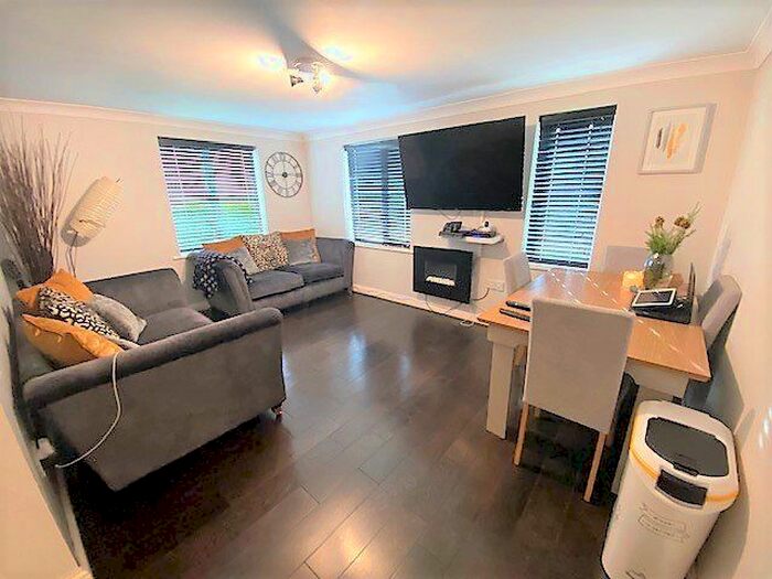 2 Bedroom Flat To Rent In Hallows Grove, Sunbury-On-Thames TW16