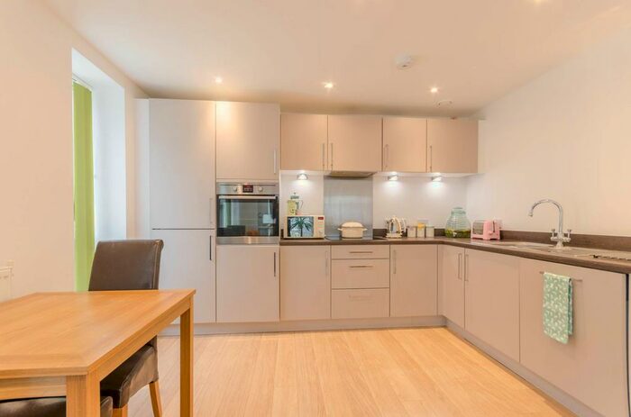 2 Bedroom Flat To Rent In Atkins Square, Hackney Downs, London, E8