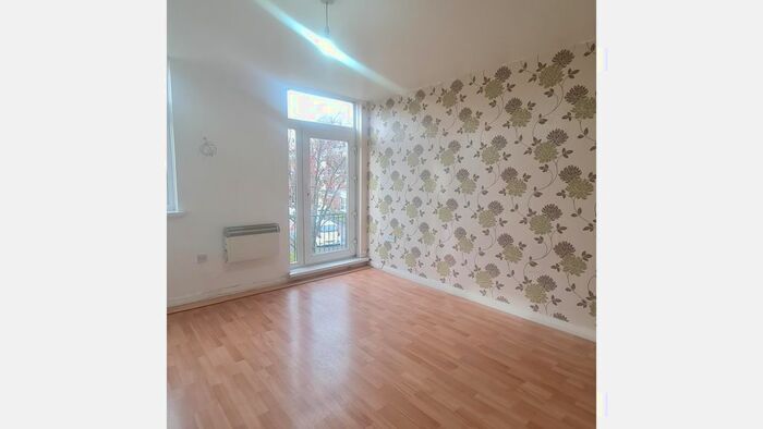 2 Bedroom Flat To Rent In The Lindens, Newbridge Crescent, Wolverhampton, WV6
