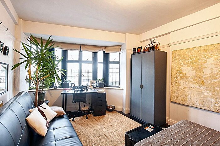 2 Bedroom Flat To Rent In Commercial Road, London, E1