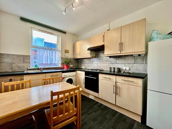3 Bedroom Flat To Rent In Bentley Lane, Leeds, LS6