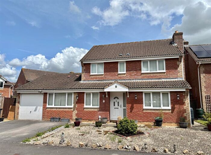 4 Bedroom Detached House For Sale In Thomas Mead, Pewsham, Chippenham, SN15