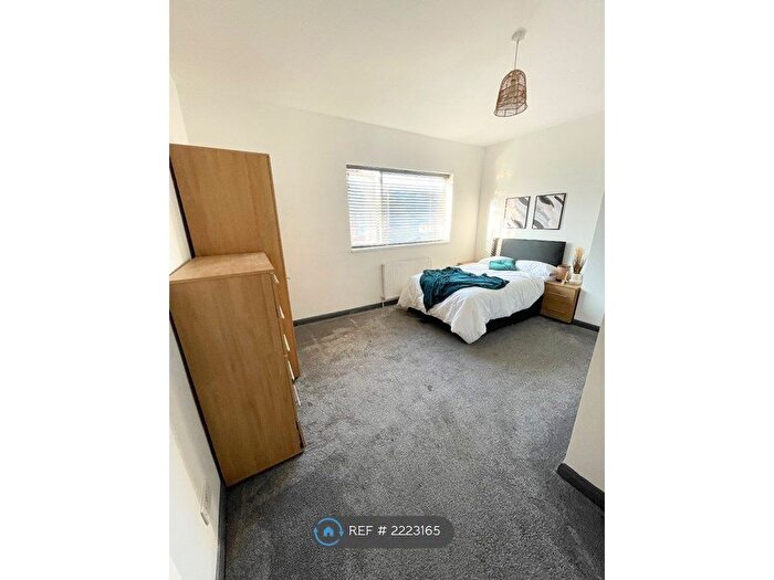 5 Bedroom Terraced House To Rent In Groves Street, Swindon, SN2