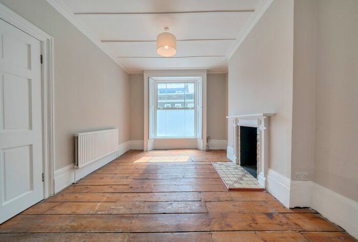 2 Bedroom Flat To Rent In St Johns Hill, London, SW11