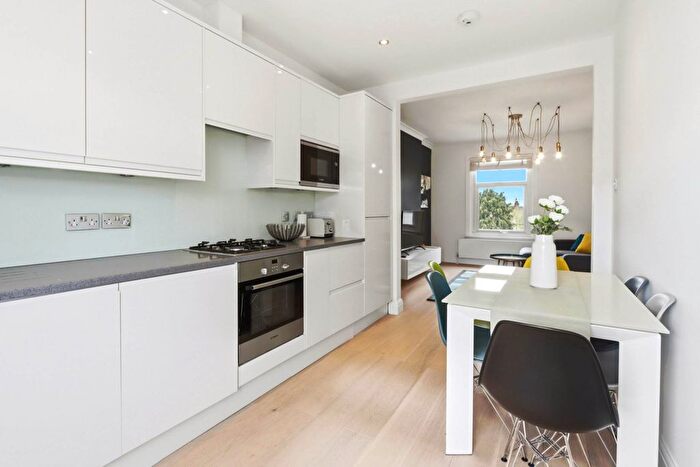2 Bedroom Flat For Sale In Bellevue Road, London, N11