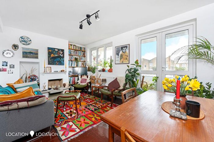 3 Bedroom Apartment For Sale In Warley House, Mitchison Road, N1