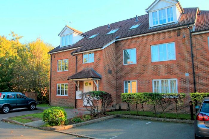 2 Bedroom Flat To Rent In Aspen Vale, Whyteleafe, CR3