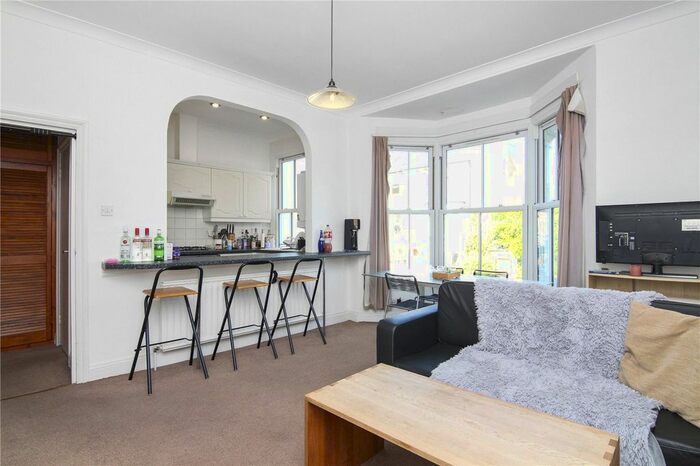 2 Bedroom Flat To Rent In Warbeck Road, Shepherds Bush, London, W12