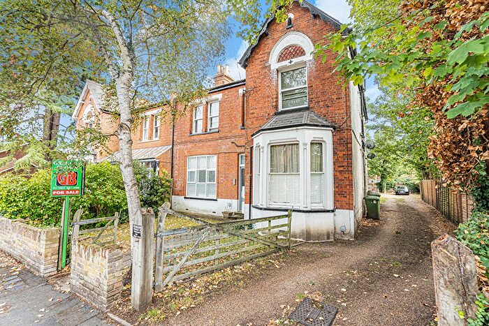 1 Bedroom Flat For Sale In Leacroft, Staines-Upon-Thames, TW18
