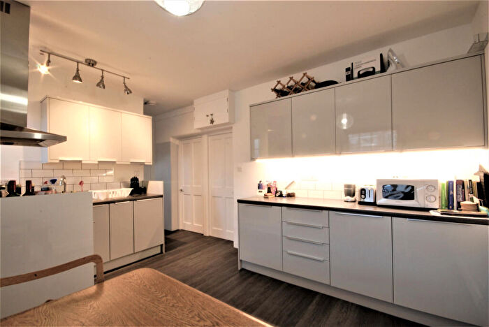 2 Bedroom Flat To Rent In Frankham House, London, SE8
