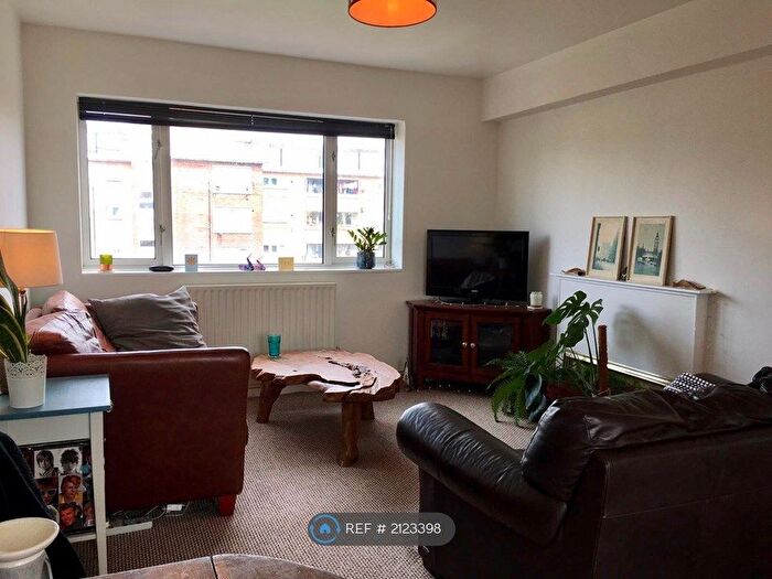 2 Bedroom Flat To Rent In Hayward Court, London, SW4