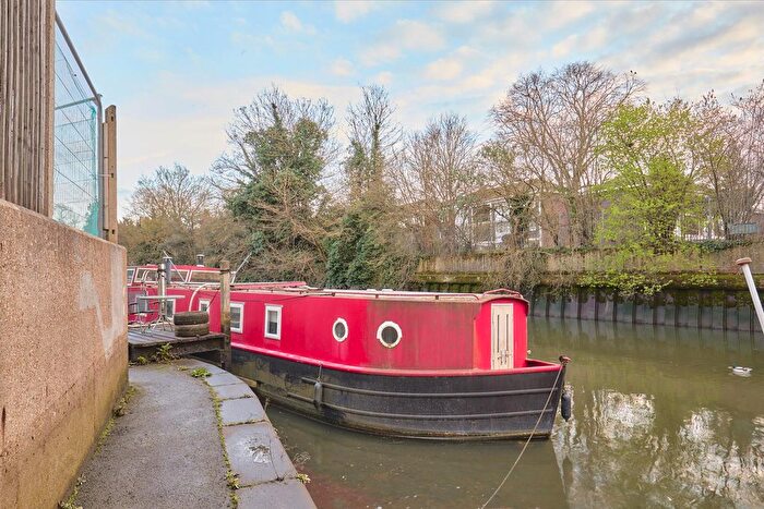 2 Bedroom Houseboat For Sale In Ham Wharf, Brentford, TW8