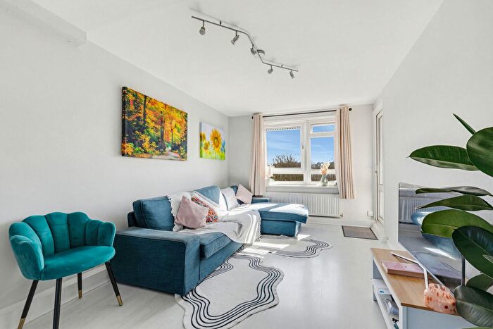 3 Bedroom Flat To Rent In Hydethorpe Road, SW12