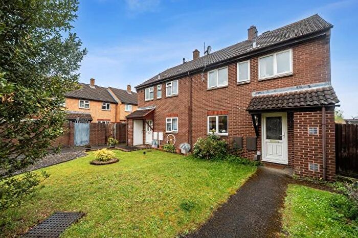 3 Bedroom Semi-Detached House To Rent In Rochford Gardens, Bicester, OX26