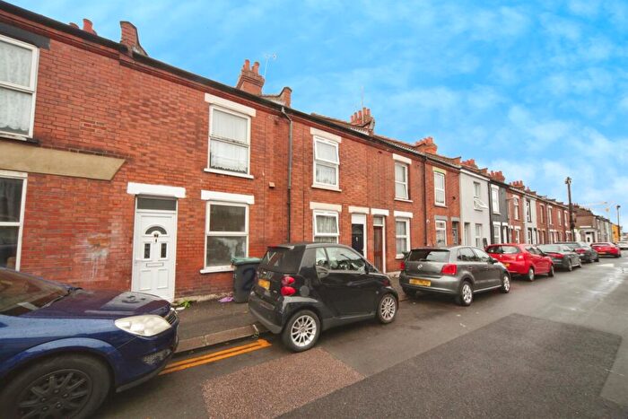 3 Bedroom Terraced House For Sale In Wimborne Road, Luton, LU1