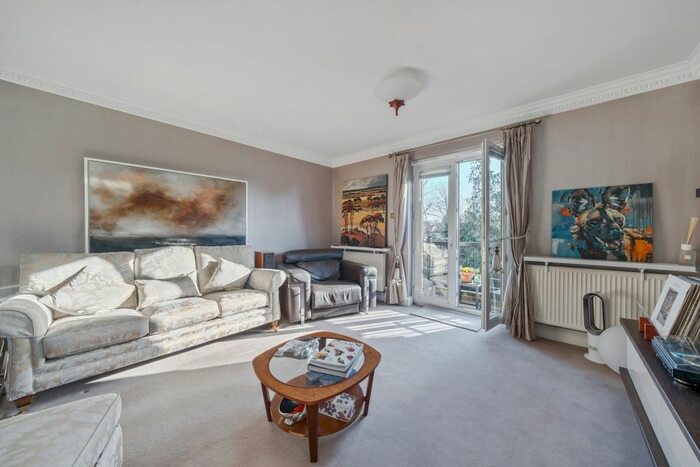 2 Bedroom Flat To Rent In Oatlands Drive, Weybridge, KT13