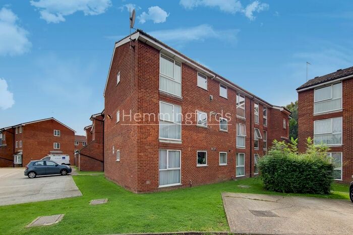2 Bedroom Flat To Rent In Larch Close, London, N11