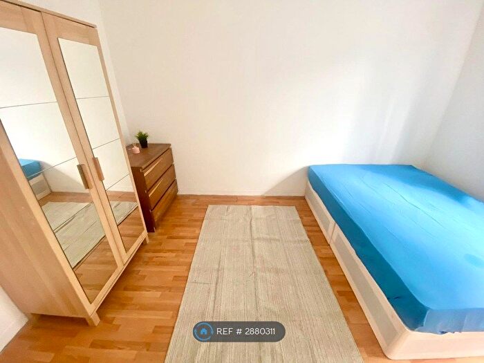 3 Bedroom Flat To Rent In Kempe House, London, SE1
