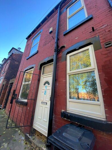 2 Bedroom End Of Terrace House To Rent In Gledhow Terrace, Harehills, Leeds, LS8