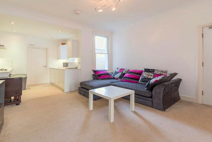3 Bedroom Flat To Rent In Menelik Road, London, NW2