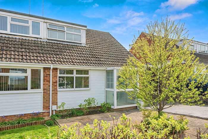 3 Bedroom Semi Detached House For Sale In Meadow View, Banbury - No Onward Chain, OX16