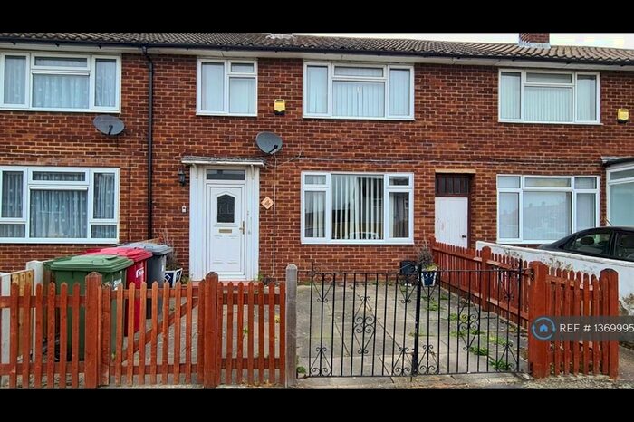 3 Bedroom Terraced House To Rent In Vermont Road, Slough, SL2