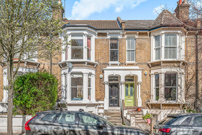 3 Bedroom Maisonette For Sale In Brooke Road, London, N16