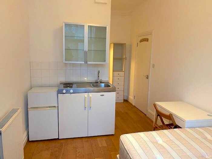 Studio To Rent In Queens Road, Hendon, London, NW4
