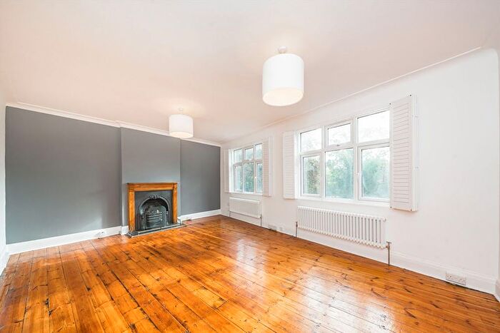 3 Bedroom Flat To Rent In Bridge Road, East Molesey, KT8