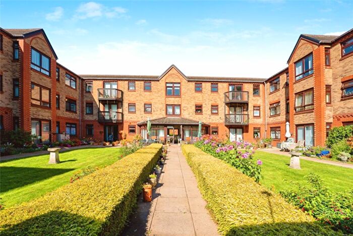 2 Bedroom Flat For Sale In Duke Street, Banbury, Oxfordshire, OX16