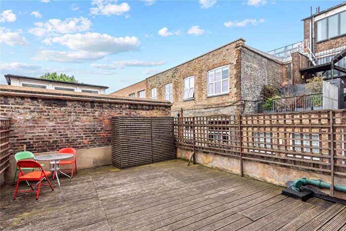 3 Bedroom Maisonette To Rent In Essex Road, Islington, London, N1
