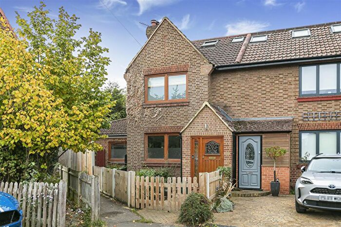 3 Bedroom End Terrace House For Sale In Mead Road, Richmond, TW10
