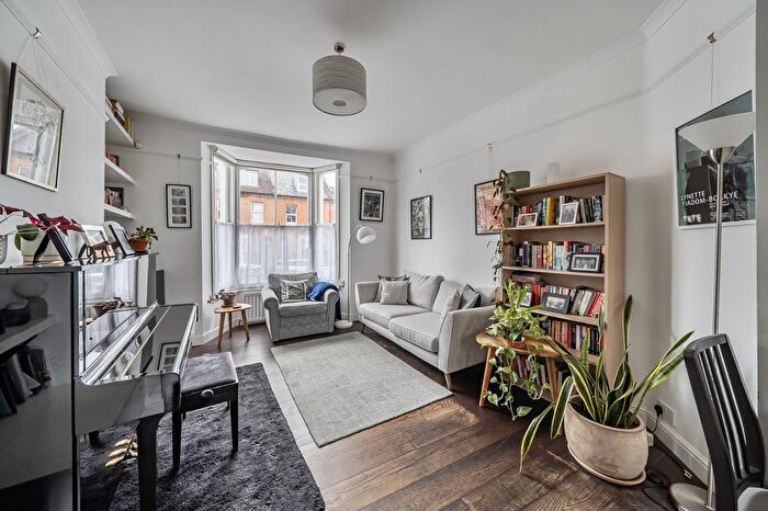2 Bedroom Flat For Sale In Calverley Grove, London, N19