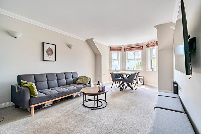 2 Bedroom Flat For Sale In Alumhurst Road, Bournemouth, BH4