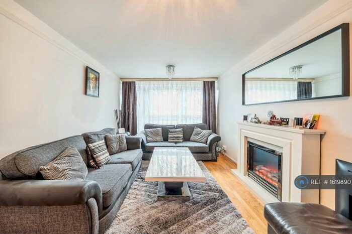 2 Bedroom Maisonette To Rent In Carnoustie Drive, Caledonian Road, N1